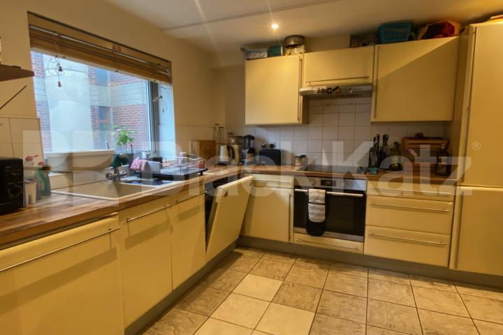 Larger than average (754 Sq.Ft.) with private roof terrace Totterdown Street, Tooting Broadway